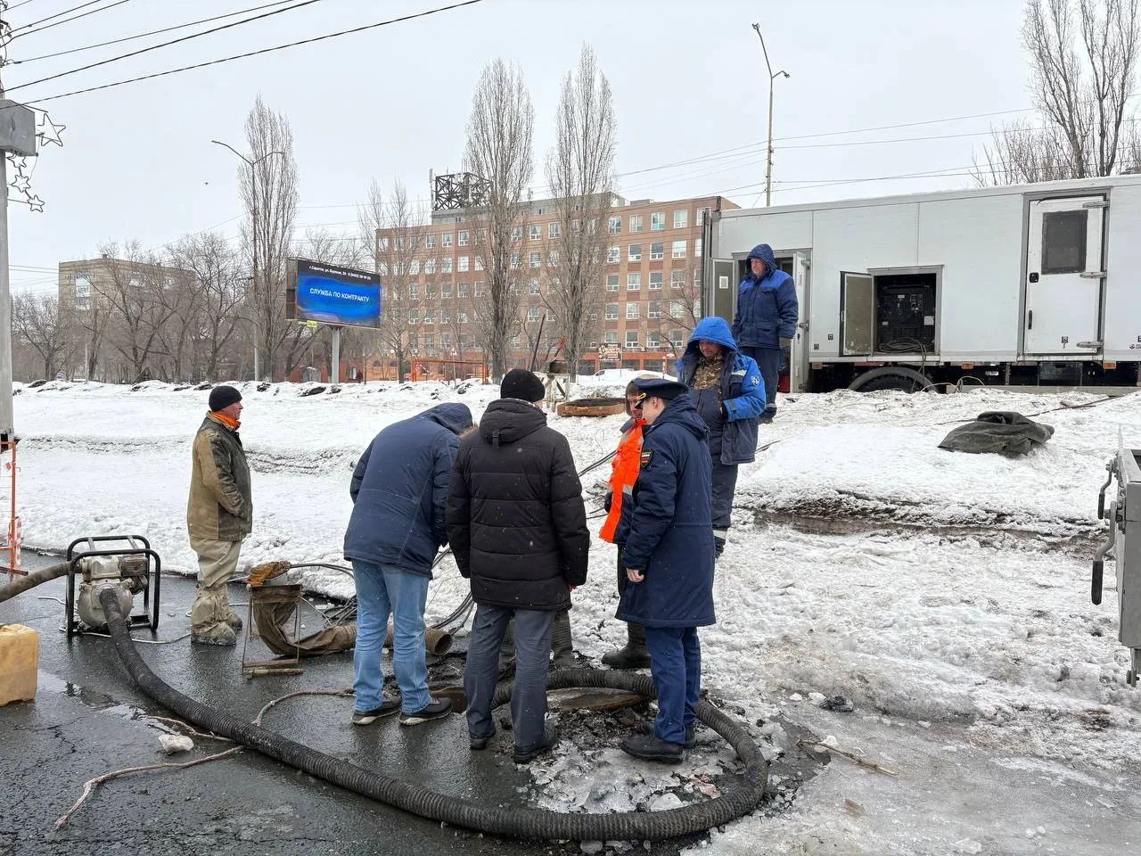 Более 30 тысяч саратовцев остались без воды из-за коммунальной аварии на проспекте Строителей Более 30 тысяч саратовцев остались без воды из-за коммунальной аварии на проспекте Строителей